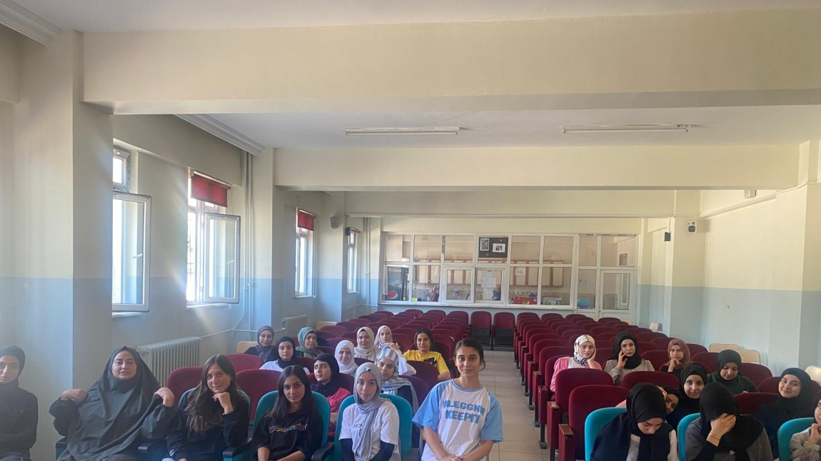 Okulumuzda YKS Bilgilendirme ve Verimli Ders Çalışma Semineri Düzenlendi